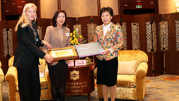 Esther Naegeli (左)、 黄燕 (中)与长栾新 (右) Esther Naegeli (左)、 黄燕 (中)与长栾新 (右)