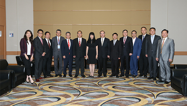 香港贸发局总裁方舜文(左七)与五大商会代表会面