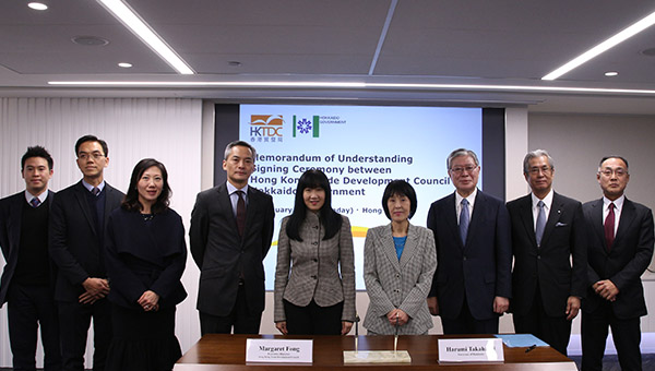 方舜文(中); 北海道知事高桥春美(右四) 方舜文(中); 北海道知事高桥春美(右四)
