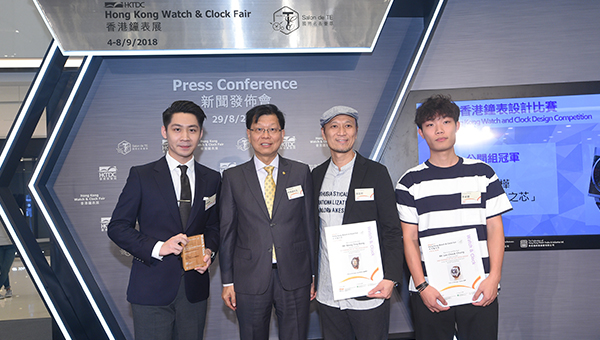 林伟雄(左二)与香港钟表设计比赛公开组得奬者 林伟雄(左二)与香港钟表设计比赛公开组得奬者
