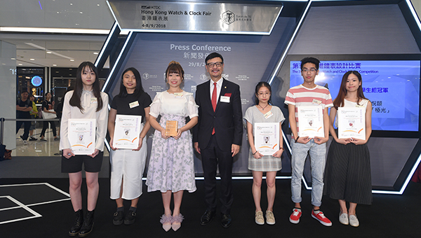 孙大豪（中）与香港钟表设计比赛学生组得奬者