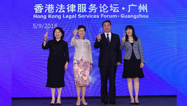 (左起)郑若骅、林郑月娥、李春生和方舜文 (左起)郑若骅、林郑月娥、李春生和方舜文