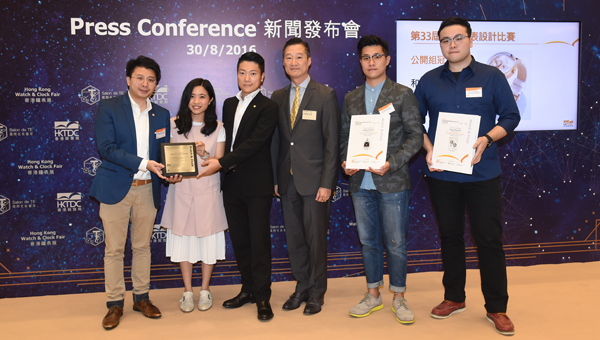 王堅全(右三)與得奬者 王堅全(右三)與得奬者