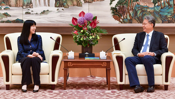 香港貿發局總裁方舜文(左)與招商局集團副董事長總經理李曉鵬(右)會面，並就協助企業把握「一帶一路」商機交換意見。