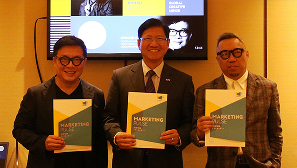香港貿易發展局副總裁葉澤恩(中), McCann & Spencer主席及執行創作總監黃光銳(左)及李永銓設計廔創作總監李永銓(右) 香港貿易發展局副總裁葉澤恩(中), McCann & Spencer主席及執行創作總監黃光銳(左)及李永銓設計廔創作總監李永銓(右)
