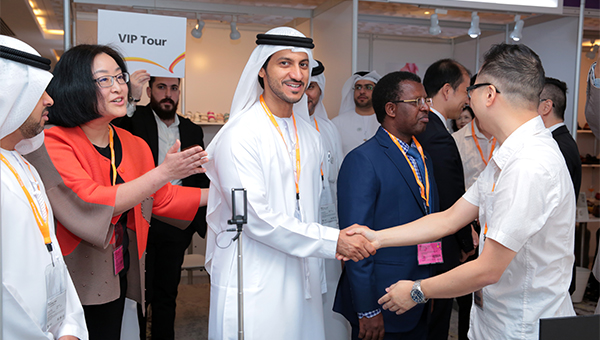 H.E. Juma Al Kait(圖中), 黎華慧君(左二) H.E. Juma Al Kait(圖中), 黎華慧君(左二)