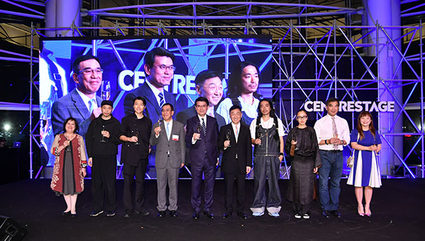(左起)陳淑玲、黃幸祺及吳震邦、梁嘉彥、邱騰華、周啟良、落合宏理、劉旻、鍾國斌、羅可欣 (左起)陳淑玲、黃幸祺及吳震邦、梁嘉彥、邱騰華、周啟良、落合宏理、劉旻、鍾國斌、羅可欣