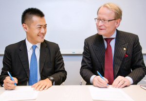 Donor Lau Ming Wai (left) and Karolinska Institutet Vice-Chancellor Anders Hamsten Donor Lau Ming Wai (left) and Karolinska Institutet Vice-Chancellor Anders Hamsten