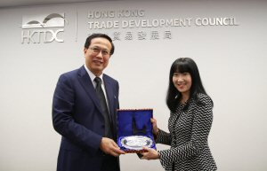 Cambodian Minister of Commerce Pan Sorasak with HKTDC Executive Director Margaret Fong Cambodian Minister of Commerce Pan Sorasak with HKTDC Executive Director Margaret Fong