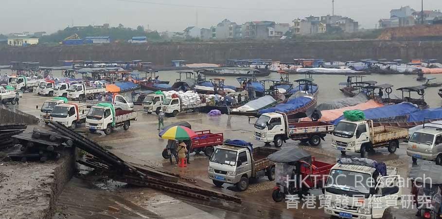 Photo: Brisk daily business: The Dongxing Border Inhabitant Mutual Trade Area.