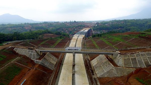 Photo: Backed by mainland money: The Cisumdawu Toll Road in Java.