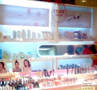 图: 百货公司内的外国美容化妆品品牌