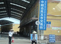 Photo: Border trade between border inhabitants in Dongxing Photo: Border trade between border inhabitants in Dongxing