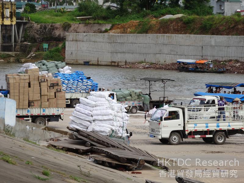 Photo: Border trade transports in Dongxing, Guangxi