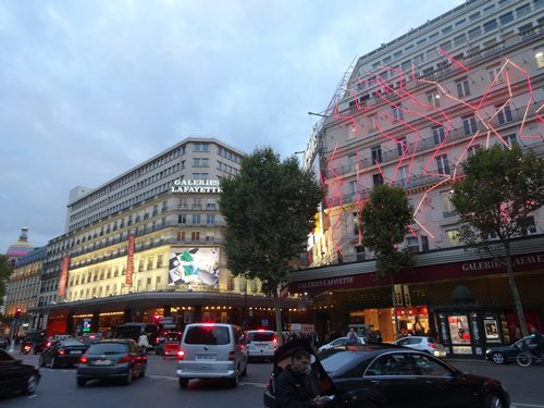 相片:法国的亚洲游客热门购物点
