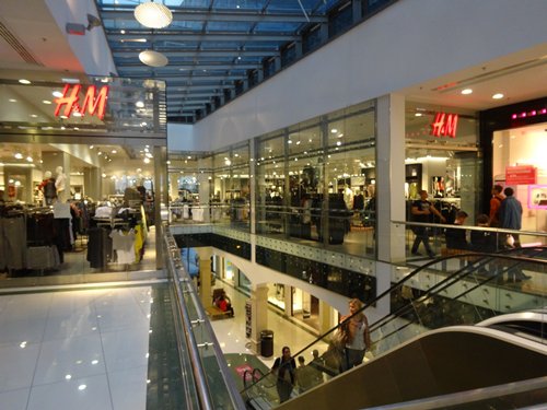 Photo: H&M (Swedish) and Terranova (Italian) are popular fast fashion chains in Hungary