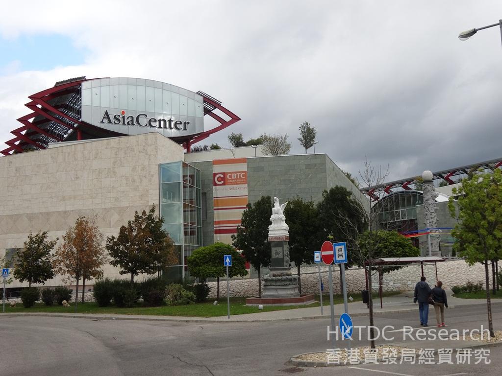 Photo: Home to many Asian fashion suppliers, Asia Center is a popular wholesale center in Budapest