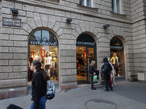 相片:瑞典H&M及意大利Terranova等快速時尚連鎖店在匈牙利大受歡迎。