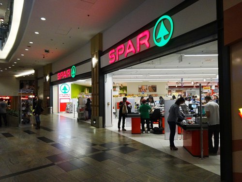 相片:在匈牙利，大型零售商包括乐购(Tesco)、Spar及欧尚(Auchan)