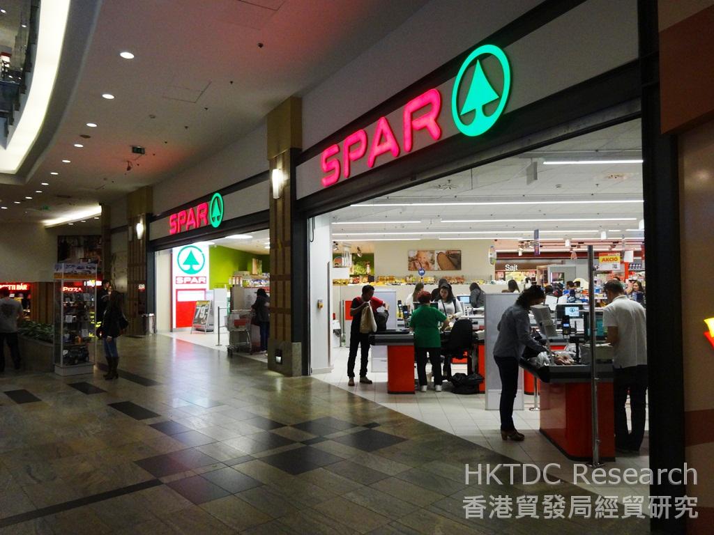 相片:在匈牙利，大型零售商包括乐购(Tesco)、Spar及欧尚(Auchan)