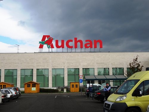 相片:在匈牙利，大型零售商包括樂購(Tesco)、Spar及歐尚(Auchan)