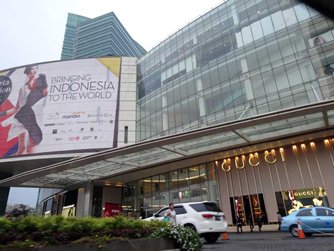 Photo: Jakarta Fashion Week hosted in a large scale shopping mall, Jakarta