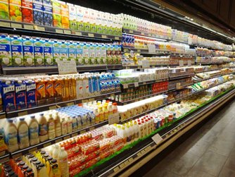 图: 超市出售外国品牌的奶类制品   