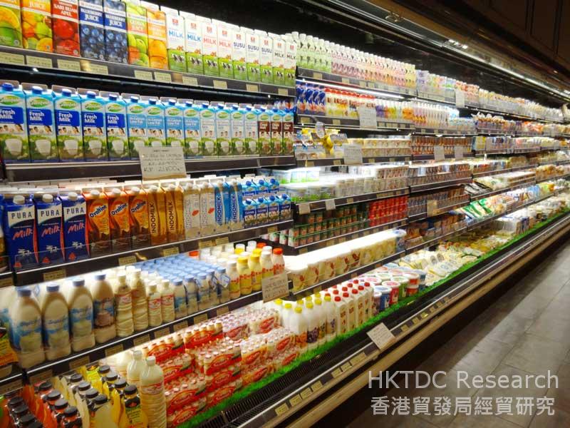 图: 超市出售外国品牌的奶类制品   