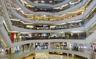 圖: 泗水的現代化商場匯集眾多國際知名品牌（Tunjungan Plaza、Galaxy Mall、Grand City）