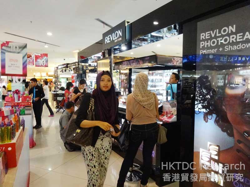 Photo: Scarves match with modern fashion styles