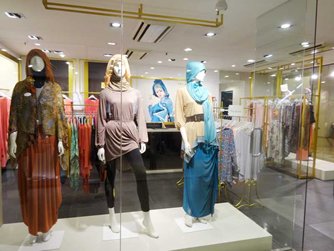 Photo: Scarves are a popular fashion item