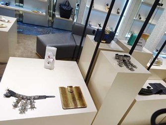 图: 外国品牌推出闪亮悦目的设计以迎合当地消费者的喜好