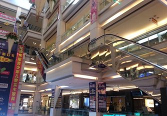 相片：位於鄭州市鄭東東新區的大型家具建材商場紅星美凱龍