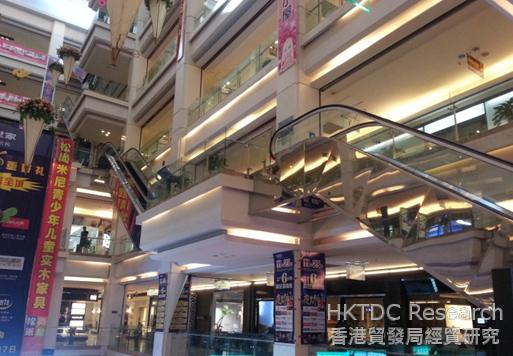 相片：位于郑州市郑东东新区的大型家具建材商场红星美凯龙