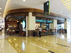 图: 国际咖啡店品牌在购物商场内随处可见。