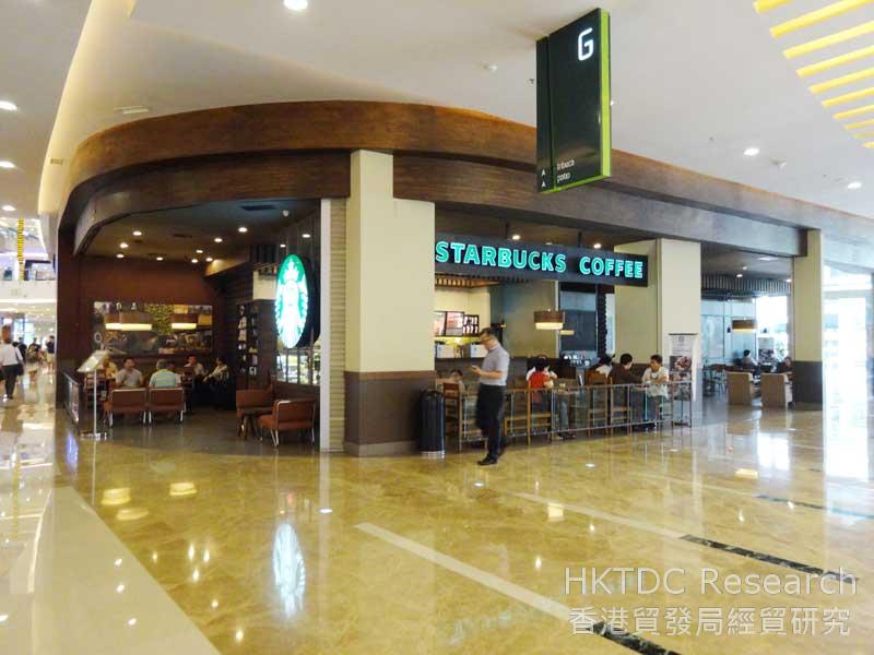 图: 国际咖啡店品牌在购物商场内随处可见。