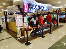 图: 外国小食及饮品店备受印尼消费者欢迎。