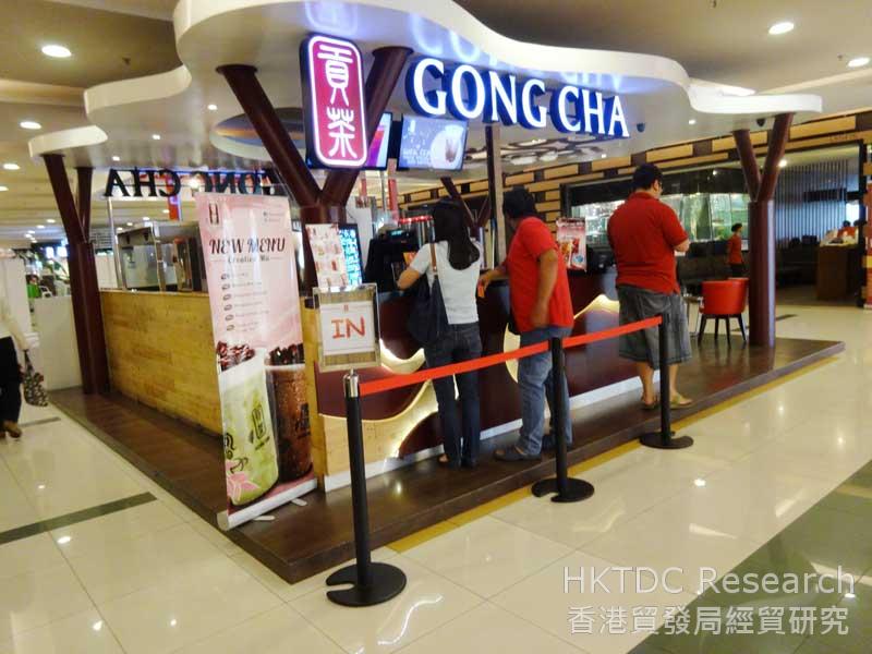 图: 外国小食及饮品店备受印尼消费者欢迎。