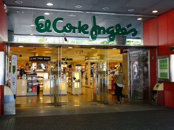 相片:El Corte Inglés在1995年收购Galerias Preciados,成为西班牙和葡萄牙唯一的百货公司。 相片:El Corte Inglés在1995年收购Galerias Preciados,成为西班牙和葡萄牙唯一的百货公司。