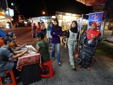 圖: 夜市中的穆斯林消費者