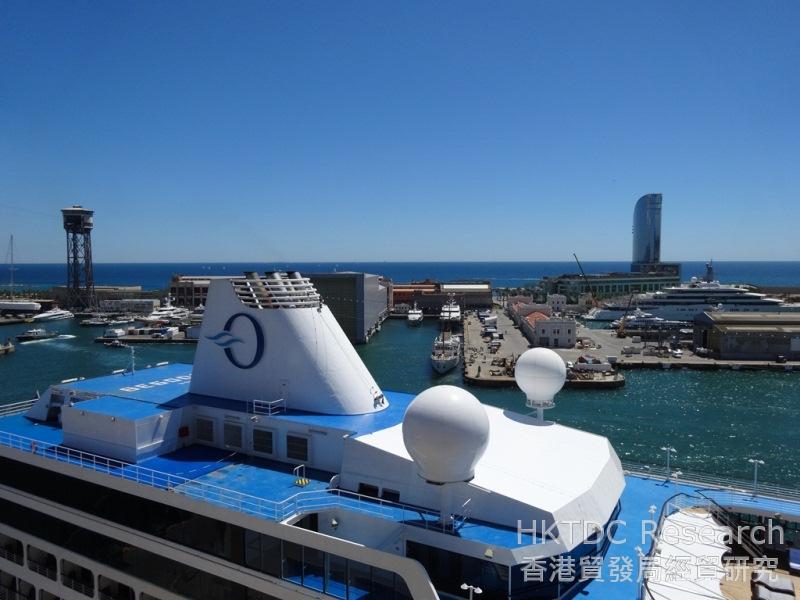 相片:巴塞罗那港日受欢迎，国际货轮及邮轮靠泊越来越多。