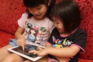 相片：孩子在玩平板電腦遊戲