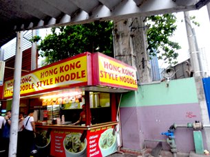 圖: 馬尼拉街頭的港式小食檔。 圖: 馬尼拉街頭的港式小食檔。