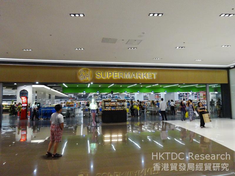 图: SM Prime是菲律宾主要的商场营运商，亦有在旗下商场经营自家超级市场。