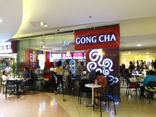 圖: 商場內的台灣「貢茶」店。 圖: 商場內的台灣「貢茶」店。