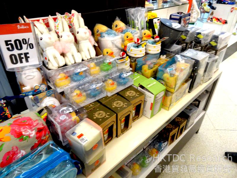 图: 香港玩具在菲律宾百货公司减价出售。