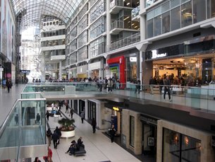 相片:多伦多伊顿中心是加拿大最大的城市商场，共有约230家店铺。