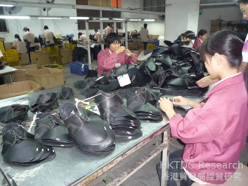 相片：工人们正在生产皮鞋的鞋面