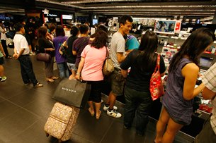Photo: Some consumers tend to undertake O2O shopping activities (2) Photo: Some consumers tend to undertake O2O shopping activities (2)