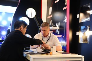 Photo: Buyer and exhibitor meet at the Spring Hong Kong International Lighting Fair 2015 Photo: Buyer and exhibitor meet at the Spring Hong Kong International Lighting Fair 2015